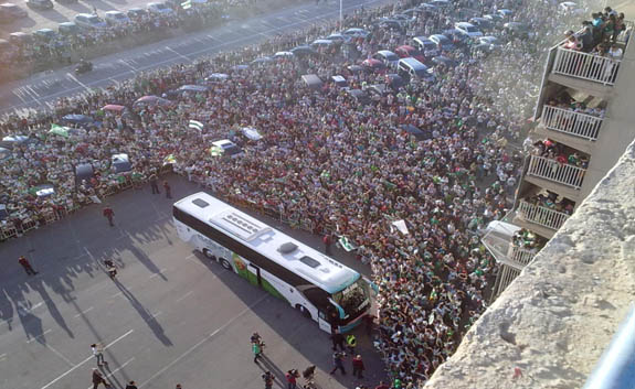 Llegada del autobús del Elche al Martínez-Valero