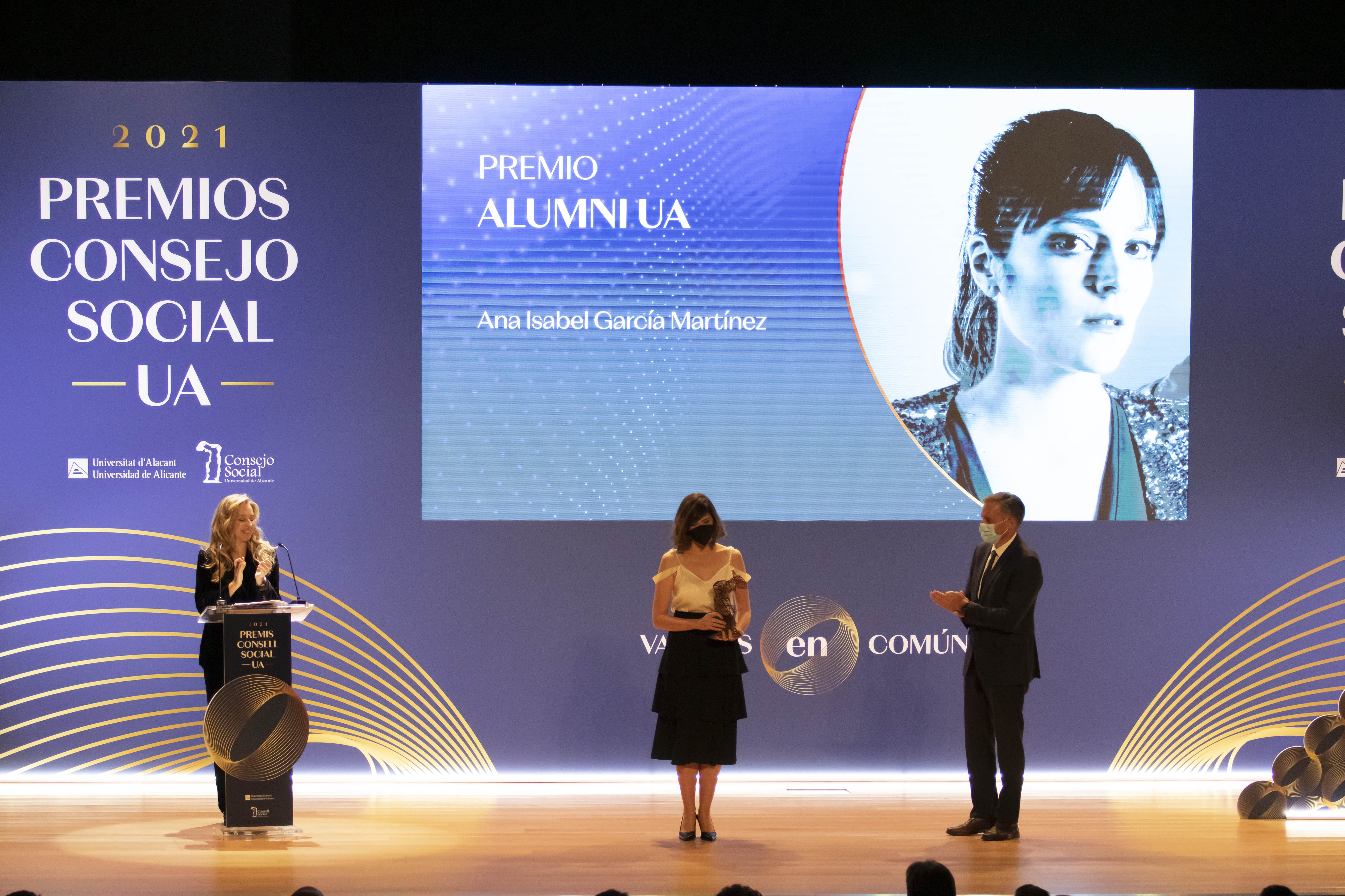 Anabel Garcia recibiendo el Premio Alumni UA 2021